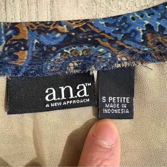 A.N.A A New Approach Blue Brown Beige Paisley Pleated V-Neck Tank Top Sz SP Boho - Picture 4 of 9